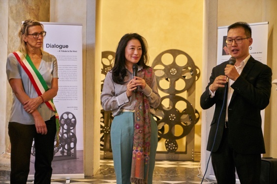 艺术家艾敬、切雷托圭迪市市长Simona Rossetti、达·芬奇国际艺术交流协会代表Antonio Wang在“致敬达·芬奇”展览开幕现场